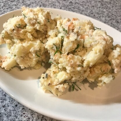 ディルの香りが最高！ワインがグイグイ進んじゃいました汗 それから鮭缶初めて買いました〜。美味しいし常備していると便利ですね♪